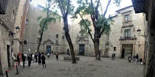 Plaça Sant Felip Neri with baroque church & fountain